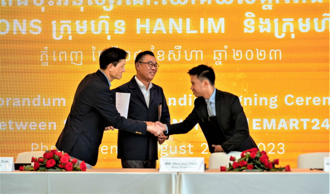 이마트24는 24일(현지시간) 한림건축그룹, 캄보디아의 사이손 브라더 홀딩(사이손그룹)과 편의점 사업을 위한 3자 협약을 맺었다고 25일 밝혔다. 사진=이마트24