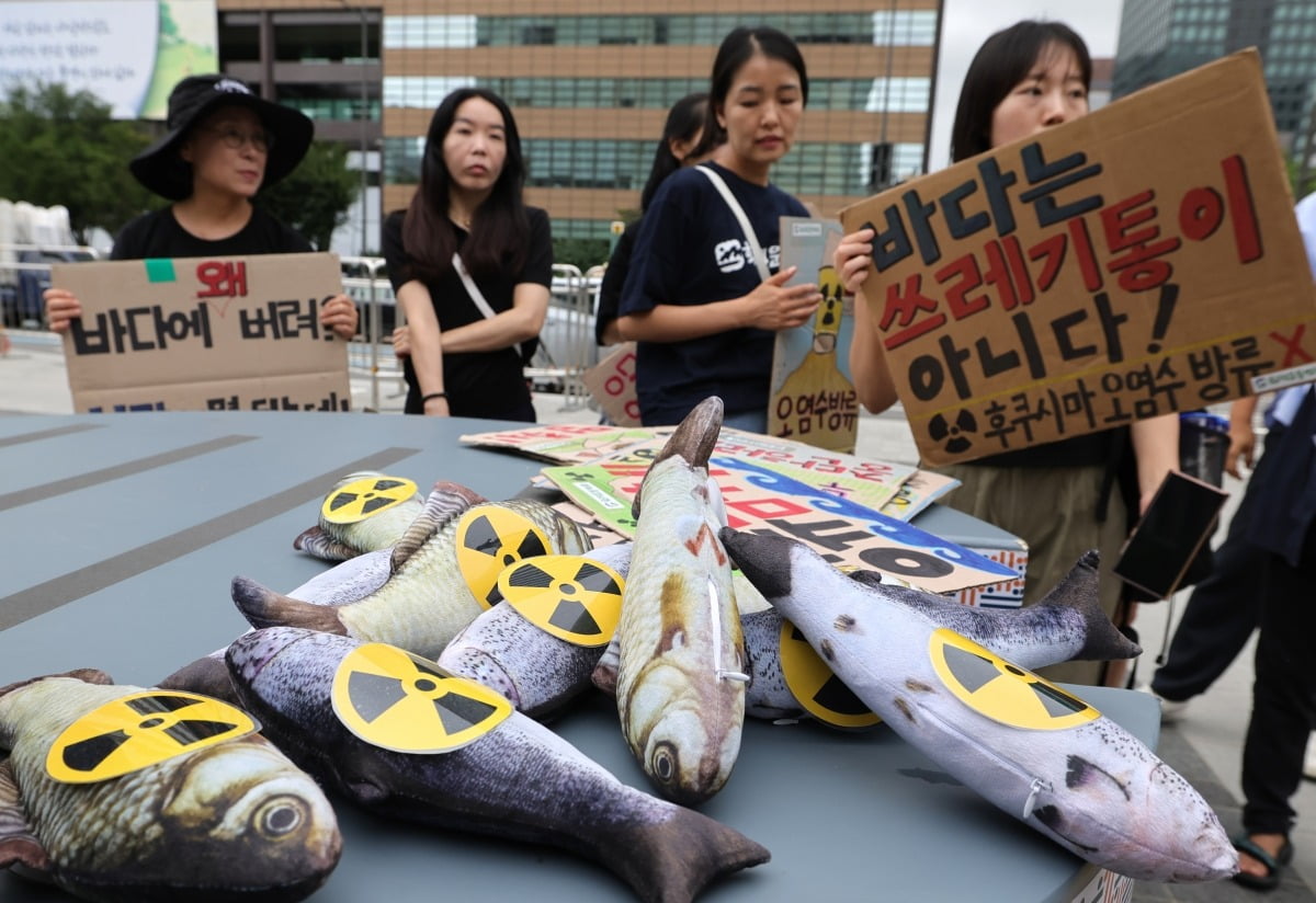 일본의 후쿠시마 원전 오염수 방류 2시간 전 24일 서울 광화문 광장에서 환경운동연합 회원들이 오염수 해양투기 반대 집회를 열고 있다. /임대철 기자