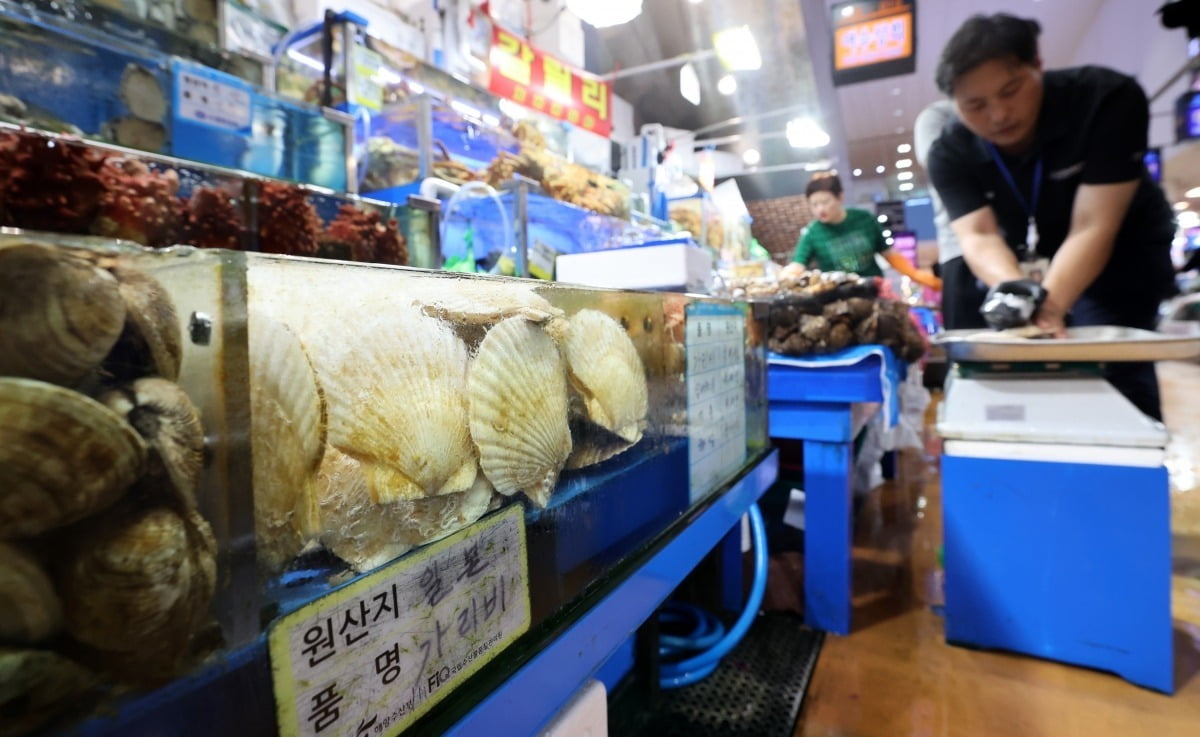 22일 서울 동작구 노량진수산시장에서 시장관리부 직원들이 방사능 검사를 하고 있다./최혁 기자