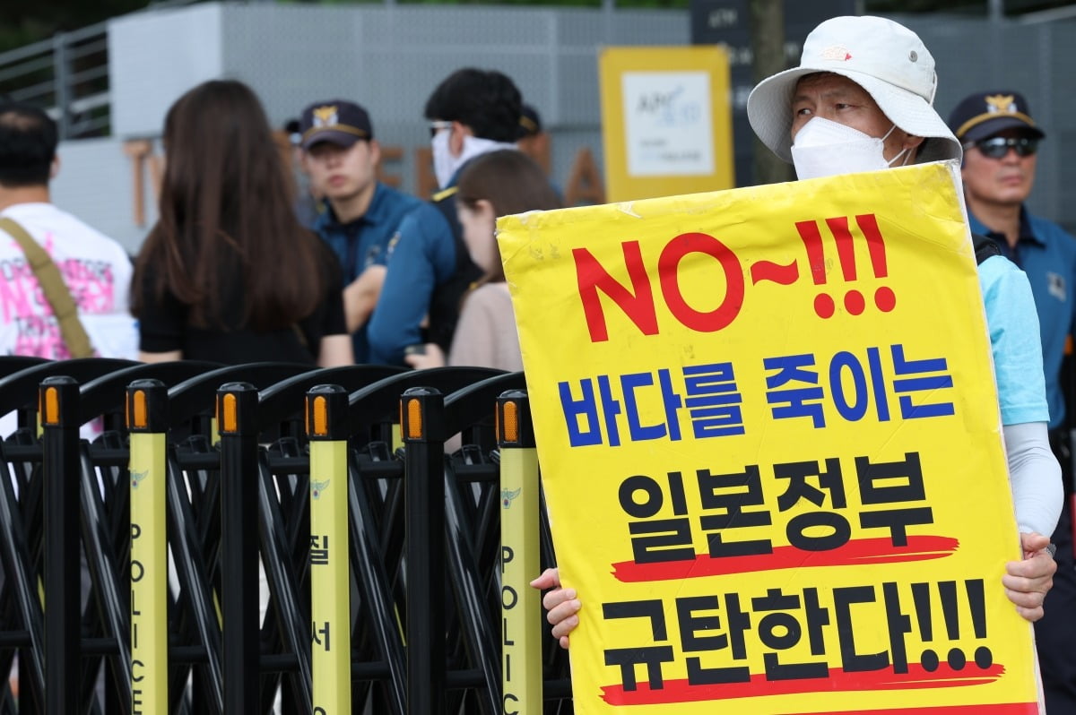 일본의 후쿠시마 원전 오염수 방류가 시작한 24일 서울 종로구 주한 일본대사관 앞에서 한 시민이 일본 정부를 규탄하는 피켓 시위를 하고 있다./이솔 기자