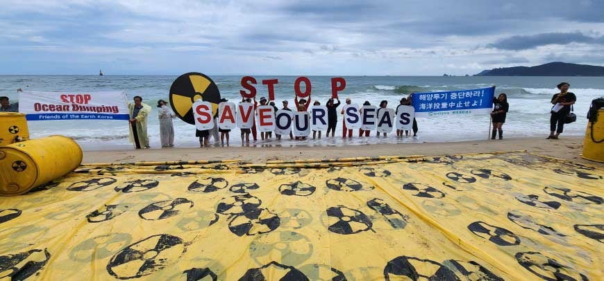 24일 부산 해운대에서 환경운동연합 바다위원회 회원들이 일본의 후쿠시마 오염수 해양투기 반대 퍼포먼스를 하고 있다./환경운동연합 바다위원회 제공