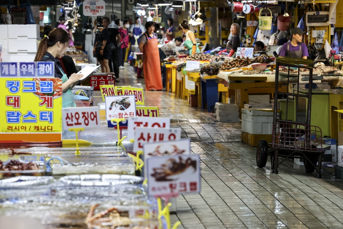 텅 빈 인천 중구 인천종합어시장. 사진=/뉴스1