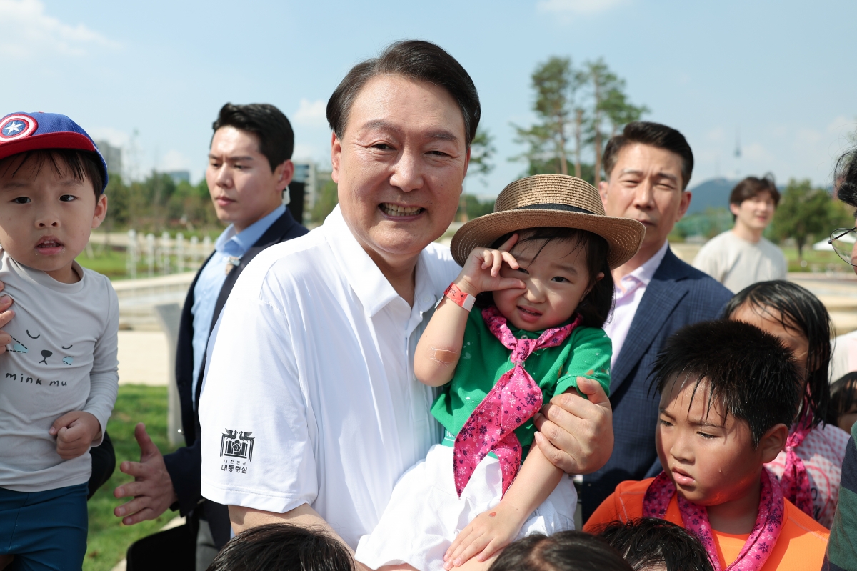 윤석열 대통령이 26일 서울 용산어린이정원 내 조성된 분수정원에서 열린 다둥이가족 초청행사에 깜짝 방문, 어린이들과 기념사진을 찍고 있다. /사진=연합카지노 추천