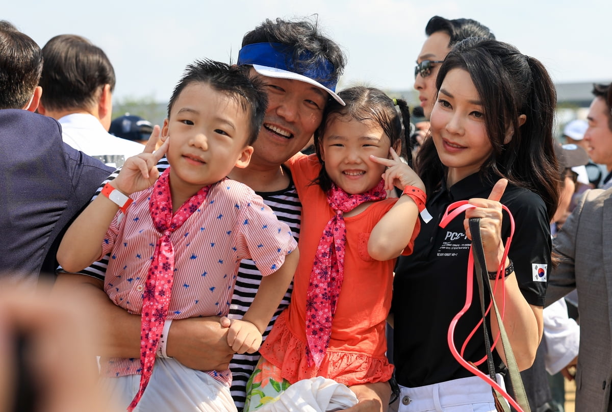 윤석열 대통령 부인 김건희 여사가 26일 서울 용산어린이정원 내 조성된 분수정원에서 열린 다둥이가족 초청행사에 깜짝 방문, 어린이와 기념사진을 찍고 있다. /사진=연합카지노 추천