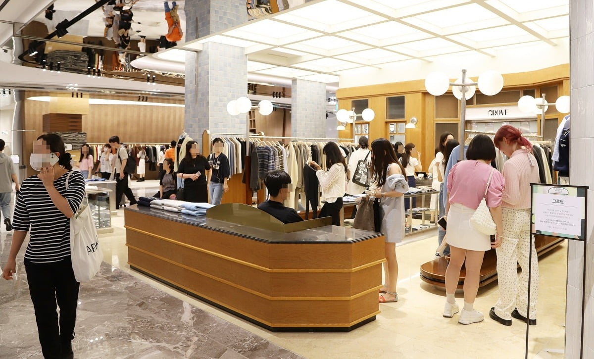지난 25일 오후 부산 우동 신세계백화점 센텀시티점 4층 뉴 컨템포러리 전문관이 쇼핑을 하러 온 소비자들로 붐비고 있다.