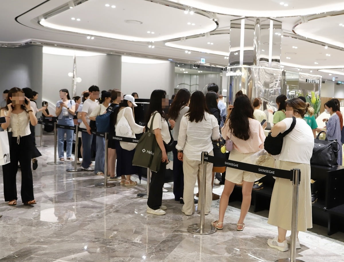 지난 25일 오후 부산 우동 신세계백화점 센텀시티점 4층 뉴 컨템포러리 전문관의 한 매장에 소비자들이 줄을 서있다.