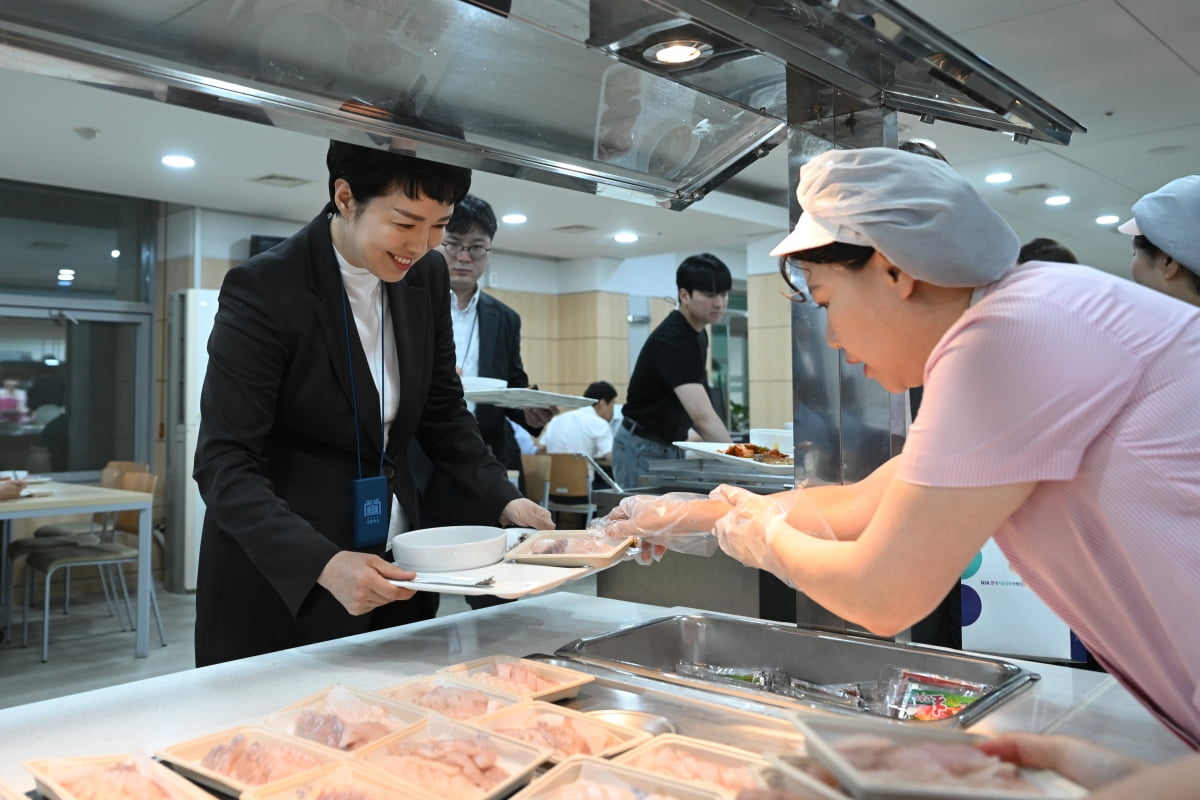 김은혜 홍보수석이 28일 용산 대통령실 구내식당에서 우리 수산물 메뉴를 배식받고 있다. /사진=뉴스1