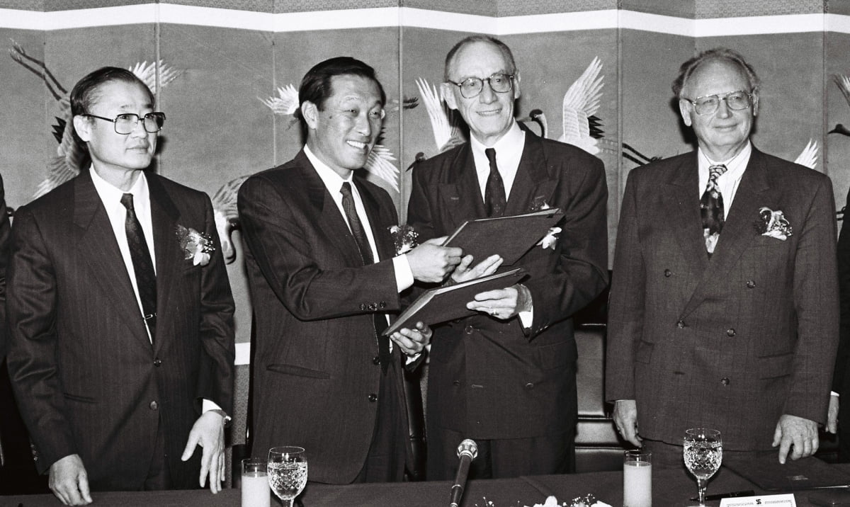 1992년 11월 18일 김석원 쌍용그룹 회장(왼쪽 두번째)와 로이터 메르세데스-벤츠 회장이 양사간 자본합작 계약을 체결하고 있다.
