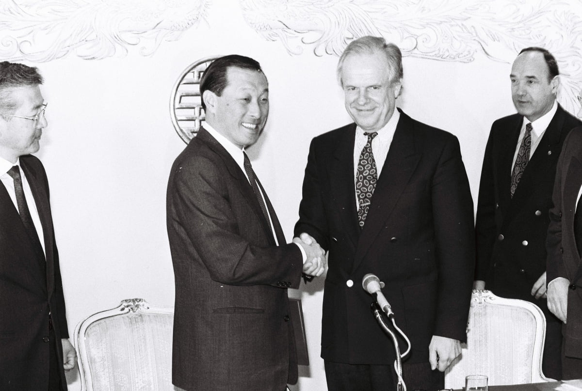 1991년 2월 26일 김석원 쌍용그룹 회장(왼쪽 두번째)와 베르너 메르세데스-벤츠 부회장이 기술제휴 계약식에서 악수하고 있다. 
