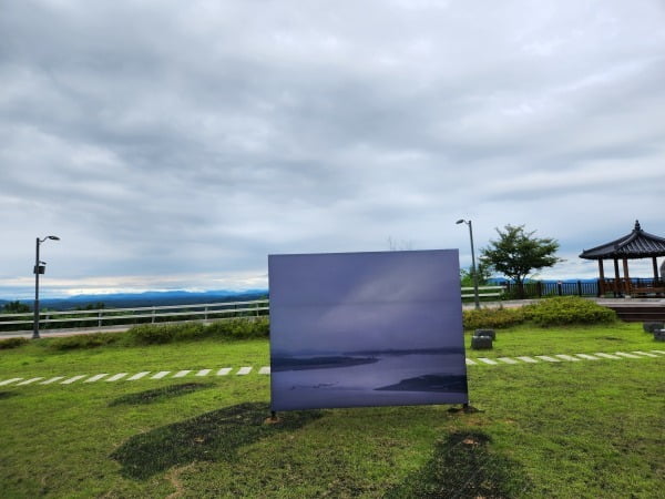 도라전망대 야외에 설치된 토모코 요네다의 '마을-남한과 북한 사이의 서부전선 전경'.