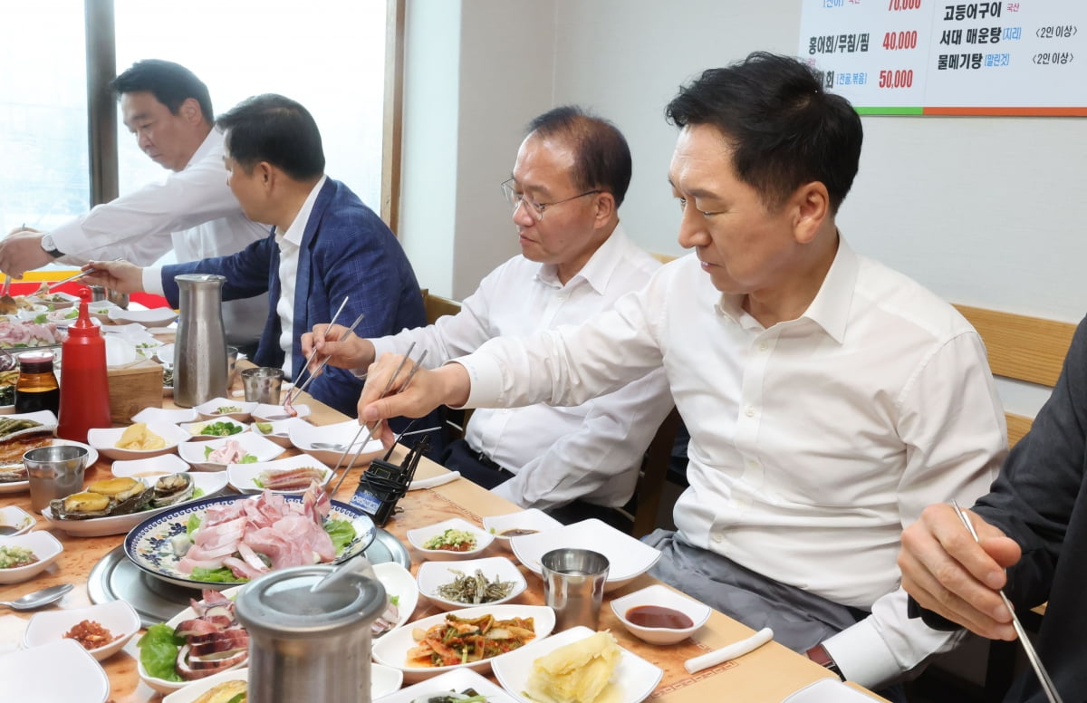 김기현 온라인카지노 대표가 29일 오후 연찬회를 마친 뒤 인천 중구의 한 수산물 식당에서 오찬을 하고 있다. /사진=김병언 기자