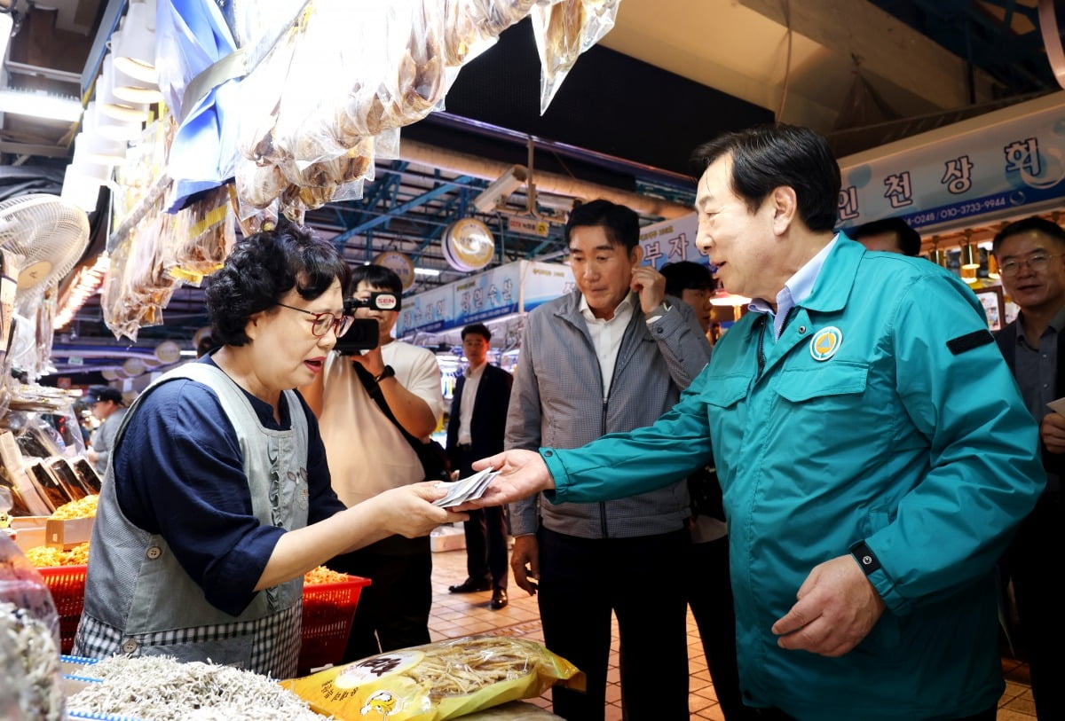 김기문 중기중앙회장이 인천종합어시장 내 가게에서 건어물을 구매하고 있다. / 사진=중기중앙회