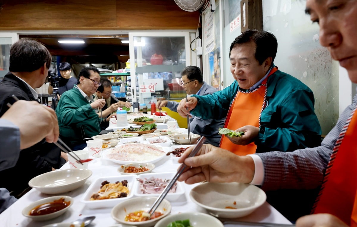 김기문 중기중앙회장이 인천종합어시장 내 한 횟집에서 회를 시식하고 있다. / 사진=중기중앙회