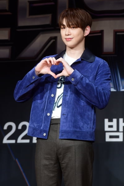 [포토] 강다니엘, '멋진 모습으로 하트~'