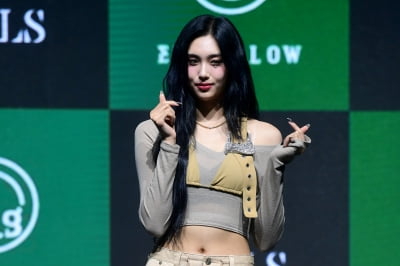 [포토] 에버글로우 아샤, '예쁨 뽐내며 하트 발사'