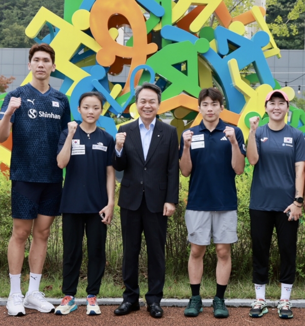 신한금융그룹, 후원 국가대표팀 격려금 전달