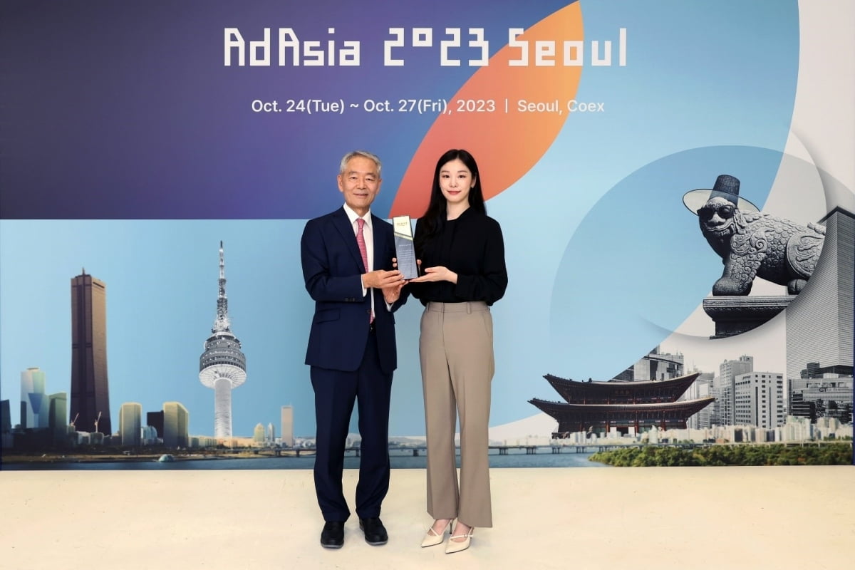 김낙회 애드아시아 2023 서울(AdAsia 2023 Seoul) 조직위원장과 스포츠마케팅 부문 홍보대사 김연아가 위촉패와 함께 기념 촬영을 하고 있다. 