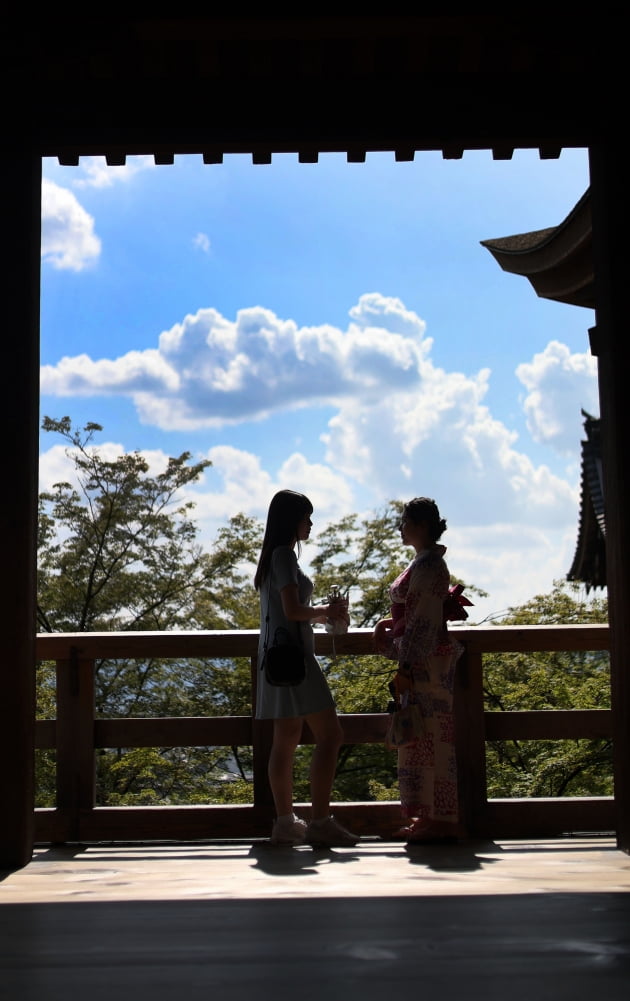 렌탈 기모노를 입고 기요미즈테라에서. / JAPAN NOW