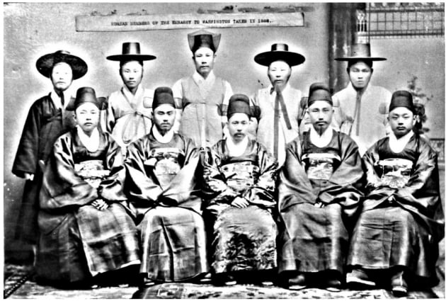 1888년 미국을 방문한 주미공사 외교관들, 앞줄 오른쪽에서 두번째가 이하영 대감이다.