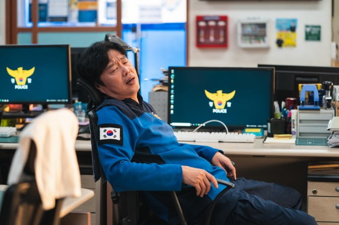 ‘한강’ 김희원, 워라밸 외치는 한강경찰 춘석 캐릭터 스틸 공개
