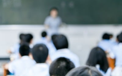 아동학대로 신고 당한 교사, 곧바로 직위해제 못한다