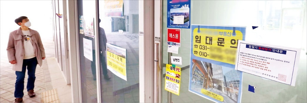 텅 비어 있는 경기 하남의 대로변 지식산업센터 1층 상가 모습. 사진=한경DB