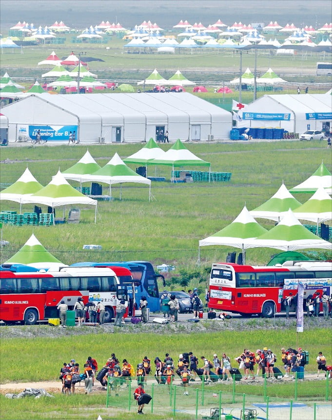 158개국 4만3000여 명의 청소년이 참가하는 ‘제25회 세계스카우트 잼버리’가 1일 개막했다. 참가자들은 오는 12일까지 여의도 세 배 면적(8.84㎢)인 전북 부안군 새만금 야영지에 2만3736개의 텐트를 치고 생활한다. 이솔 기자 