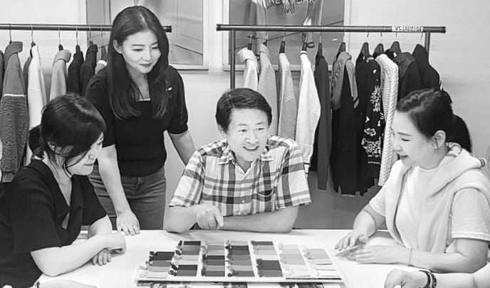 이재수 동광인터내셔날 회장(왼쪽 세 번째)이 패션 디자이너들과 의류 시장의 트렌드를 논의하고 있다. 동광인터내셔날 제공 