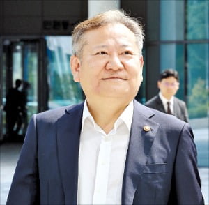 "폐 끼치지 말자"…모친상 이상민 장관, 빈소도 없이 조용한 장례