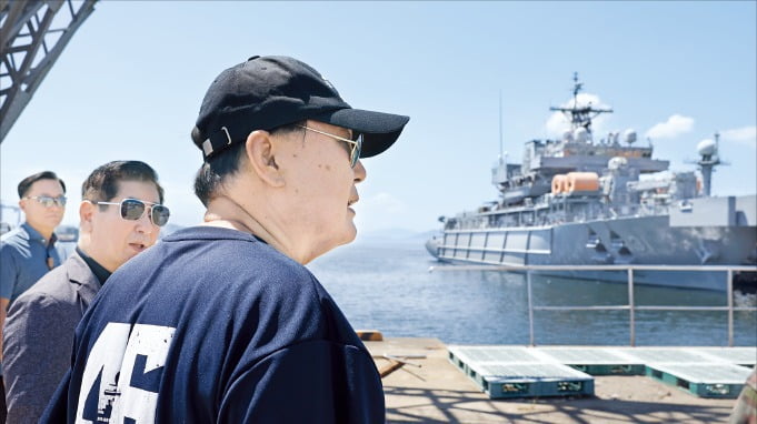 여름휴가 중인 윤석열 대통령이 3일 경남 진해 해군기지에서 군항을 둘러보고 있다. 윤 대통령은 이날 초계함 천안함을 상징하는 ‘PCC-722’ 문구가 새겨진 모자와 천안함 티셔츠를 착용했다.  /대통령실 제공 