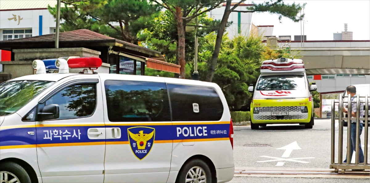 20대 남성이 40대 교사를 흉기로 찌르는 사건이 발생한 4일 대전 대덕구의 한 고교에서 과학수사대 차량과 구급차가 빠져 나오고 있다. 범행을 저지른 남성은 과거 이 교사와 사제 관계인 것으로 밝혀졌다. 연이은 흉기 난동 사건에 경찰은 이날 총기 사용도 허용하는 특별치안활동을 선포했다.  /뉴스1 