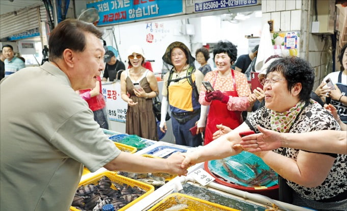 [포토] 거제 전통시장 찾은 윤석열 대통령