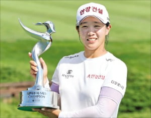 임진희가 6일 KLPGA투어 삼다수 마스터스 우승컵을 들고 환하게 웃고 있다.  KLPGA 제공 