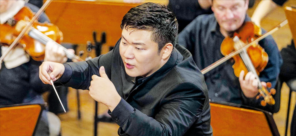 윤한결이 6일(현지시간) ‘카라얀 젊은 지휘자상’ 콩쿠르에서 한국인 최초로 우승을 차지했다. 사진은 이날 열린 결선 무대.  잘츠부르크 페스티벌 제공
 