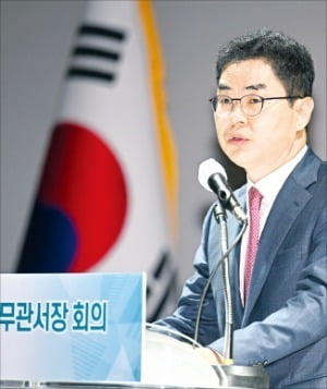 전국 세무관서장회의에서 하반기 국세 행정 운영 방안을 발표하고 있는 김창기 국세청장. /뉴스1 