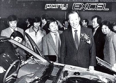 1985년 선보인 ‘포니 엑셀’과 정주영 현대그룹 선대회장.
 
