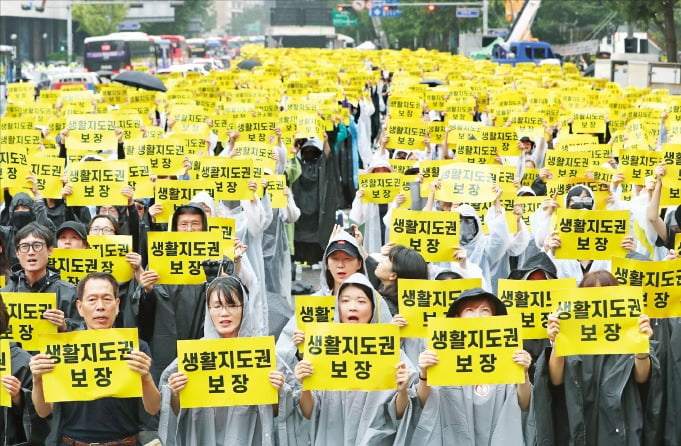 지난 12일 서울 종로 보신각 앞에서 열린 ‘서이초 교사 추모식 및 교사 생존권을 위한 집회’에서 참가자들이 교사의 생활지도권을 보장하라고 촉구하고 있다.  뉴스1 