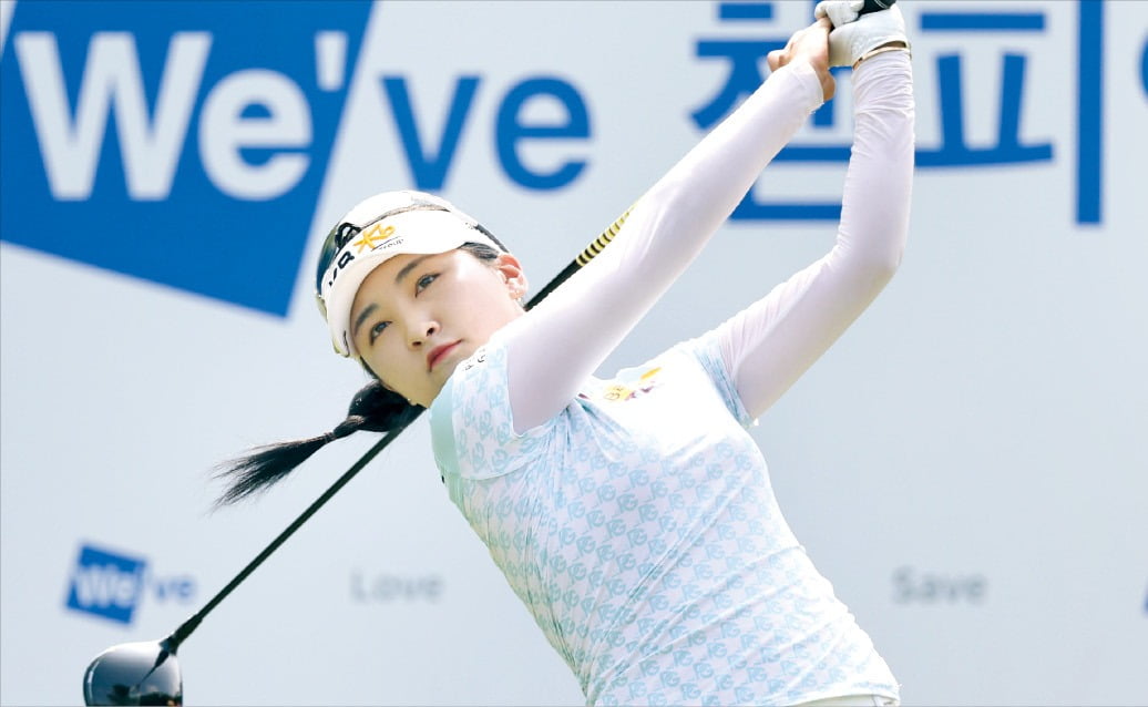 이예원이 13일 열린 한국여자프로골프(KLPGA)투어 두산건설위브 챔피언십 최종 3라운드 1번홀에서 드라이버로 티샷하고 있다.  KLPGA 제공 