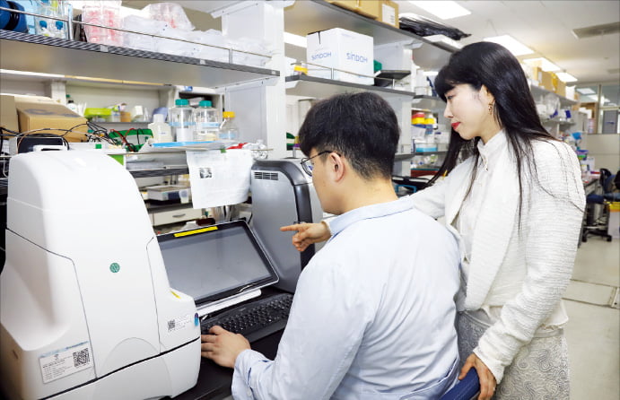 대사제어연구센터 연구팀이 비알코올성 지방간질환 관련 연구를 진행하고 있다.  한국생명공학연구원 제공 