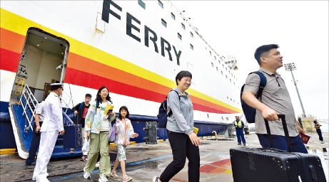 지난 12일 인천항 국제여객부두에 도착한 뉴골든브릿지 5호에서 중국인 관광객들이 내리고 있다. 한·중 국제 여객선의 운항 재개는 3년 7개월 만이다.  연합뉴스 