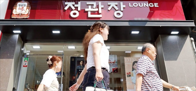 국민 건강기능식품으로 불리는 홍삼을 판매하는 서울 시내 정관장 매장 앞으로 시민들이 지나가고 있다.  최혁 기자 