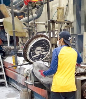 동민산업에서 근로자가 폐비닐로 재생 PE 칩을 생산하고 있다.  오경묵 기자 