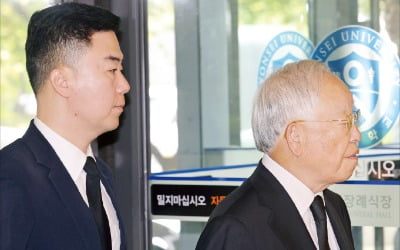 윤 대통령 부친상 이틀째…이재용·정의선·손경식 등 경제계 조문 행렬