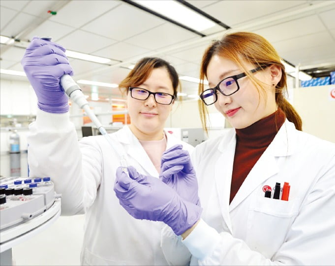 LG화학 미래기술연구센터 연구원들이 새로 개발한 생분해성 신소재의 물성을 테스트하고 있다. /LG화학 제공 