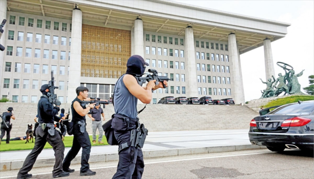 [포토] “꼼짝 마”…국회서 대테러 훈련 