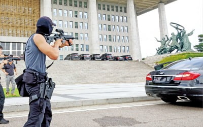 [포토] “꼼짝 마”…국회서 대테러 훈련