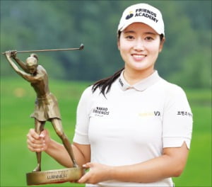 한진선이 20일 한국여자프로골프(KLPGA)투어 하이원여자오픈에서 우승한 뒤 우승 트로피를 들고 환하게 웃고 있다.  KLPGA 제공 