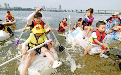 [포토] 도전! 페트병으로 한강 건너기