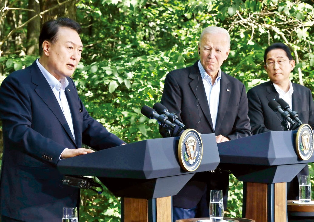 < 기자회견 하는 3국 정상 > 윤석열 대통령과 조 바이든 미국 대통령, 기시다 후미오 일본 총리(왼쪽부터)가 지난 18일 미국 워싱턴DC 인근 미국 대통령 별장인 캠프 데이비드에서 공동 기자회견을 하고 있다. 윤 대통령은 정상회의 성과를 설명하며 “우리 3국은 전 세계에서 최상급의 과학기술 역량을 갖추고, 민주주의를 잘 실현하고 있는 국가”라며 “3국의 국민들이 경제적 혜택, 안보, 이런 것의 실질적 혜택을 체감할 것으로 생각한다”고 말했다. 캠프 데이비드=김범준 기자 