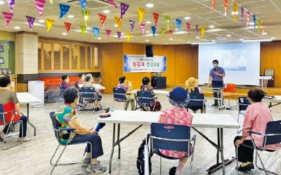 유한양행, 저소득·독거 노인 건강관리 지원…국가유공자에 '나눔 약 상자' 전달